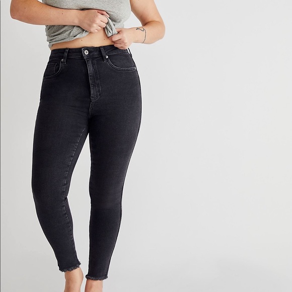 Free People Denim - Free People / Raw Hem High-Rise Jegging in Black